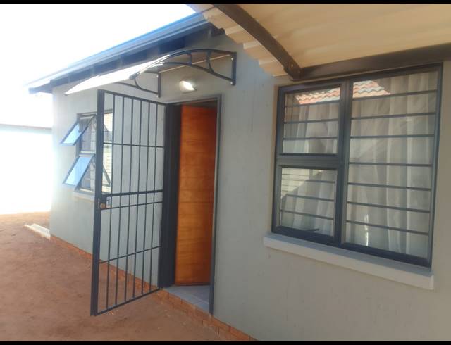 2 BEDROOM HOUSE FOR SALE IN PROTEA GLEN